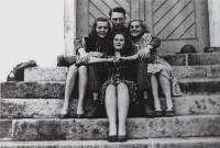 Květnoví přátelé; zleva Eliška, kamarádka Helena, sestra Kamila a americký voják Jimmy Red; Sušice; 1945 