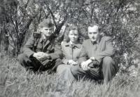 Na návštěvě u Táji (vlevo Jiří Pavlica-Jestřáb, uprostřed Dana Kocichová, vpravo Jaroslav Kocich-Tája)