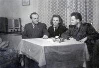 Na návštěvě u Táji (Jiří Pavlica-Jestřán vpravo, Jaroslav Kocich-Tája vlevo a Dana Kocichová uprostřed)