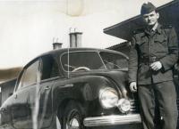 Na návštěvě u Táji (Jiří Pavlica před automobilem Tatra)