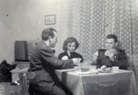 Na návštěvě u Táji (vpravo Jiří Pavlica-Jestřáb a vlevo Jaroslav Kocich-Tája, uprostřed Dana Kocichová)