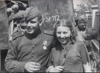 pamětnice s rudoarmějcem v květnu 1945