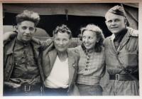 Marie Majerová, Milena "Naďa" Kimlová - Suková se sovětskými vojáky
