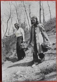 dívky nesou jídlo barikádníkům na Horoměřické ulici u usedlosti Jenerálce 