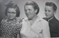 Jiřího matka Marie s jeho dětmi