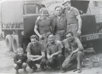 S kolegy z Okresního stavebního podniku Plzeň