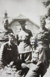 Vojáci československého sboru v Praze v roce 1945. Jan Ihnatík vpravo dole. 