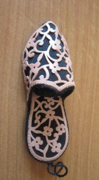 Jehelníček vyrobený z tuby zubního kartáčku Jiřinou Jelínkovou ve věznici v Pardubicích
