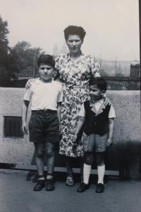 Petr a Juraj Veselý s maminkou Jolanou po jejím propuštění - 1957