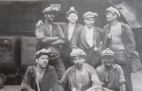 Pavel Kolínek na šachtě v Ostravě, druhý zprava nahoře