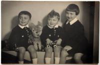 s mladšími bratry před válkou