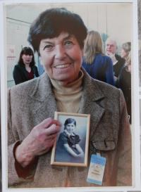 Photo from the German Bundestag with an old photograph of her