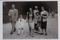 Strýček Leo Reich (bratr maminky) s jeho ženou a synem Tomíčkem. Vzadu Hana W. s neidentifikovanými rodinnými známými.