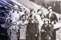 Rodinná fotografie Steckelmacherů - Ruth označena v rámečku, zcela vpravo v 1. řadě Maud Beerová