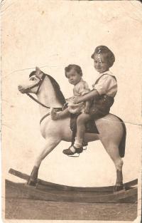 Eliška s bratrem v roce 1927