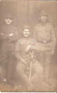 Eliščin otec na frontě 1.světové války (sedící)