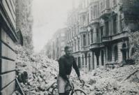 Jaroslav Cihlář mezi barikádami - cyklistická spojovací služba během Pražského povstání 1945