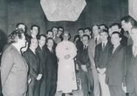 Basketbalový tým s papežem