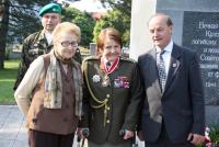Zoe Klusáková Svobodová  - pietní akt Hlučín 29. 4. 2009 (Zoe Klusáková vlevo, uprostřet plk. Marie Lastovecká)