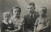 Michal a Anna Mihálikovci s deťmi (40-te roky)