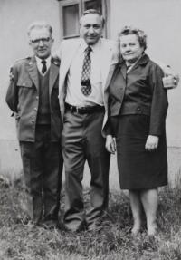 Charles B. Edison (in centre) with Mihálik family during his visit of Czechoslovakia in 1972