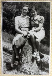 S kamarádkou v roce 1939