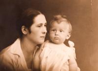 Jednoroční Magda s maminkou
