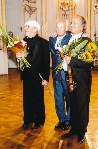 Pamětník se děkuje po společném vystoupení s Jiřím Stivínem a Václavem Hudečkem
