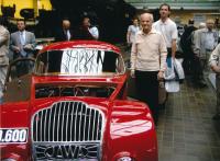 Pamětník u vozu Jawa v Národním technickém muzeu