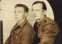 Výkonný rotmistr štábní roty 1. čs. armádního sboru Gabriel Kocmal (vlevo) se šoférem Jaroslavem Šikem – Svidník, únor 1945