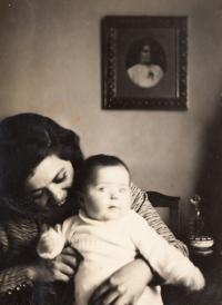 Maminka s novorozenou Evou Loevidt-Erbenovou, 1930
