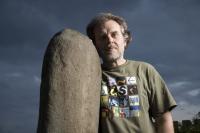 Jan Pohribný s menhirem