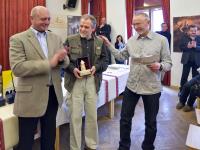 Jan Pohribný přebírá ocenění Osobnost fotografie 2011