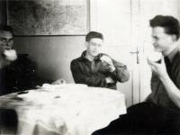 Ze skautského fotoalba (vpravo Jiří Pavlica-Jestřáb a uprostřed Miroslav Karmazin-Pin)