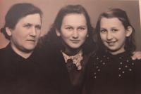 Matka Růžena Prokešová s dcerami Růženou a Marií