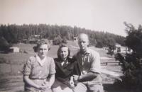 Růžena Prokešová s manželským párem Jenny a Finn Eliassen v Norsku kam ji po válce poslal Červený kříž