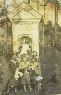 Students of the American Home in front of the chapel of St. Anthony