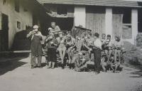 Chovanci při žních v Americké domovině (úplně vlevo Ema Formanová a Antonín Kopřiva)