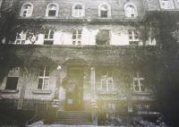 Poničený chlapecký pavilon v Americká domovina po dělostřelecké palbě při osvobozování  Brna