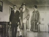 T. G. Masaryk s dcerou Alicí při návštěvě Americké domoviny v roce 1928. Pan prezident v ruce drží obálku se šekem na 70 tisíc, který daroval Americké domovině