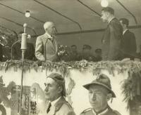 Josef Jeřábek (vpravo dole) při návštěvě Edvarda Beneše v Mikulově v roce 1947