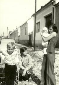 Před domem Fourových v Mušově