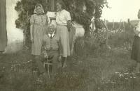 Gertruda Kočí v Mušově s matkou a dědečkem