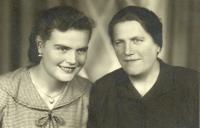 Gertruda Kočí (vlevo) s matkou