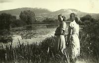 Gertruda Kočí s kamarádkou Bernadkou v Mušově v roce 1953