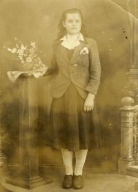 Anna Šubová krátce předtím, než si ostříhala své vlasy