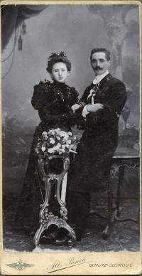 3 - Svatební fotografie prarodičů pamětnice -  Josef Petřek (1881-1943) a Marie, roz. Peřinová (1887-1943), rok 1905