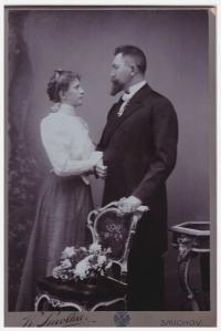 5 - Svatební fotografie dědečka a babičky pamětnice -  MUDr. Felix Reinl (1873-1948) a Marie, roz. Kroupová (1886-1950), 1905