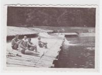 7 - Bezstarostné dny u Horního splavu v Rožnově p. Radhoštěm - kolem r. 1932. první zleva Vlad. Petřek, za ním Felix Reinl, Jiřina Reinlová vpravo vzadu
