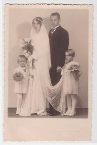 x10 - Svatební fotografie rodičů pamětnice - družičky Marie a Alena Demelovy, prosinec 1934
